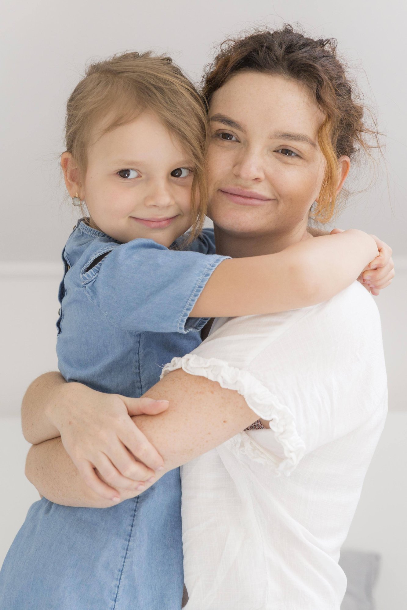 front-view-mother-with-cute-little-girl