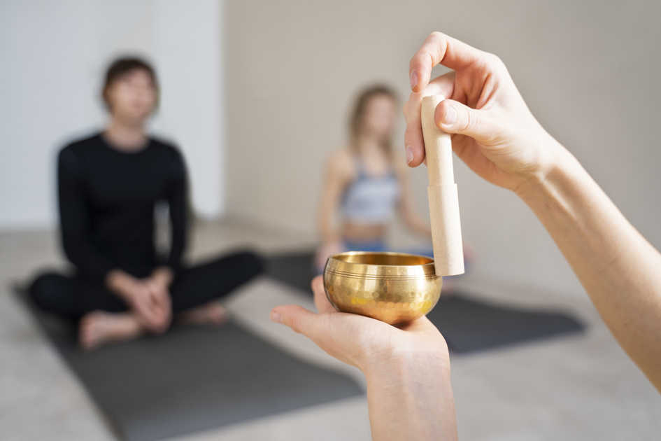 people-enjoying-yoga-retreat МАЛ